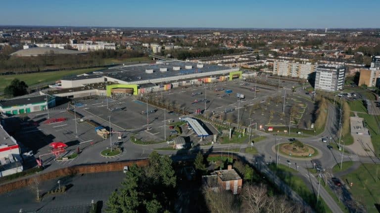 vue aérienne carrefour zone commerciale