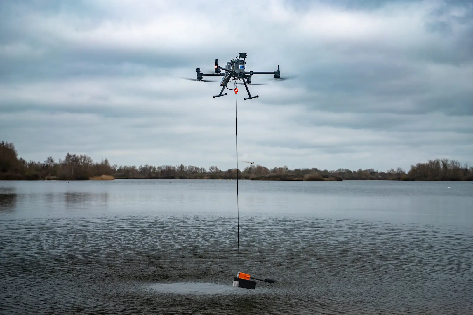 Echosondeur suspendu sous un drone aérien juste avant l'immersion du capteur