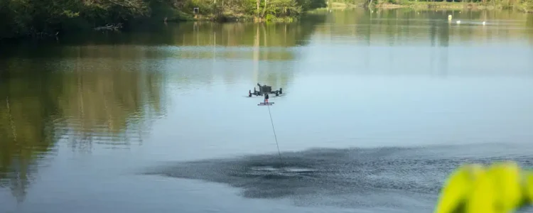 Relevé bathymétrique d'un lac par drone aérien avec échosondeur bi fréquence