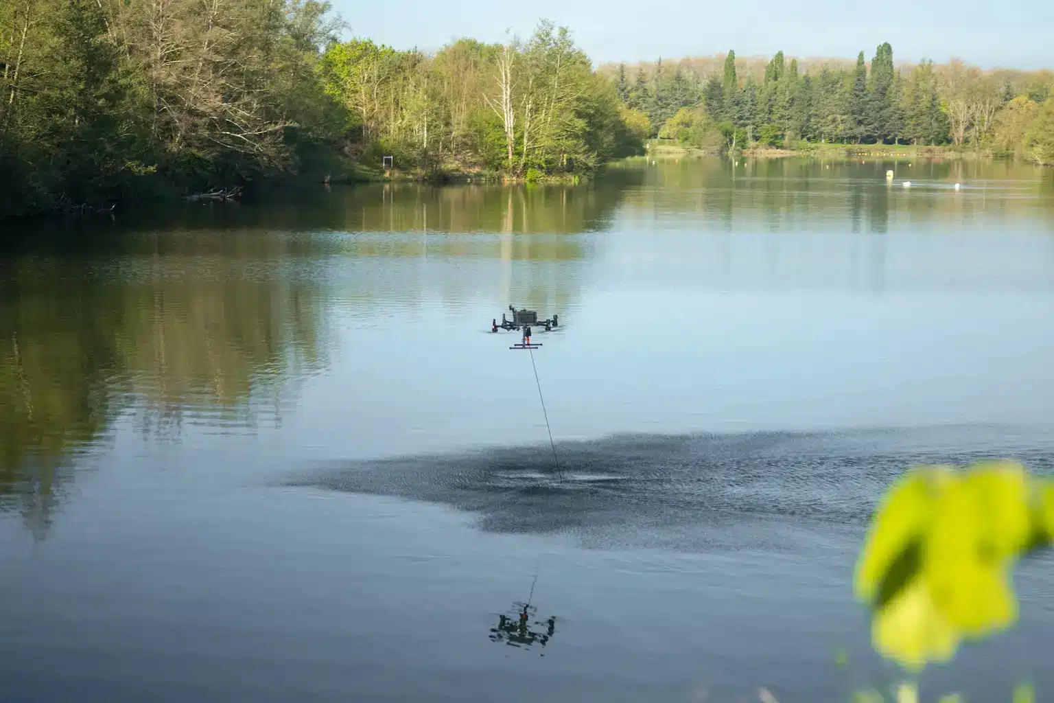 Relevé bathymétrique d'un lac par drone aérien avec échosondeur bi fréquence