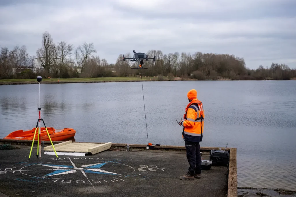 Décollage de drone aérien pour relevé bathymétrique de lac