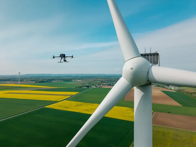 Inspection d'une éolienne par drone aérien