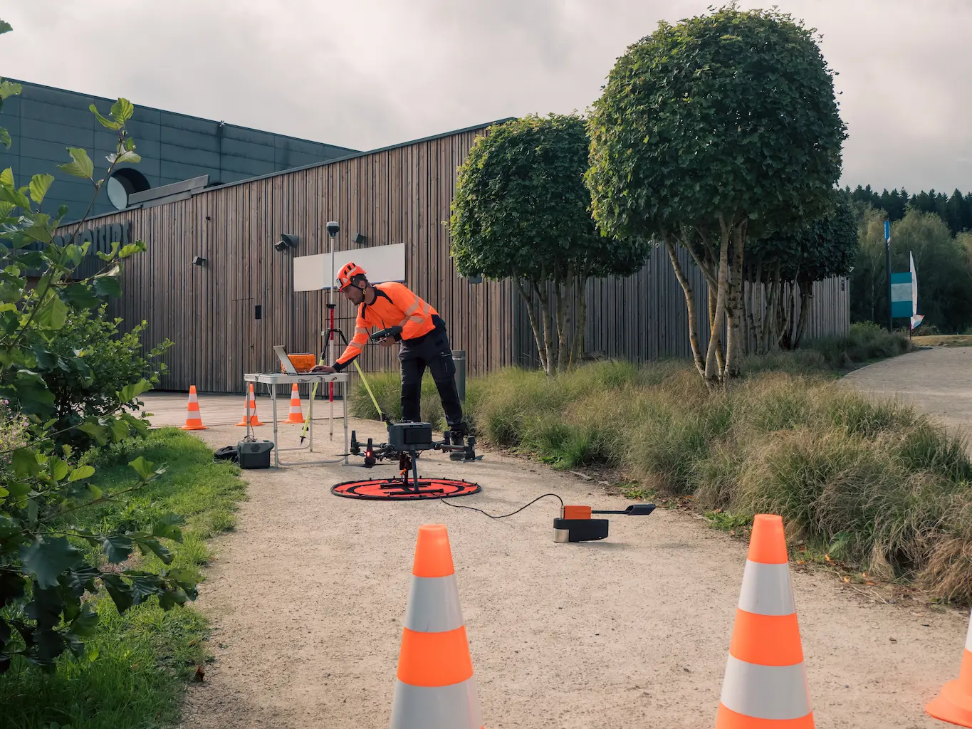 Télépilote en intervention avec zone d'exclusion des tiers et port des EPI
